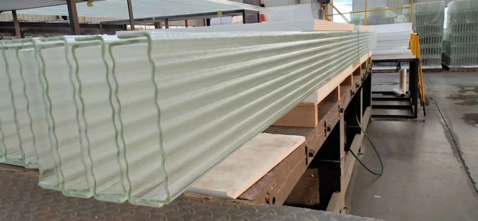 Vetro a U in ferro a basso contenuto di ferro da 10 mm a basso consumo personalizzato